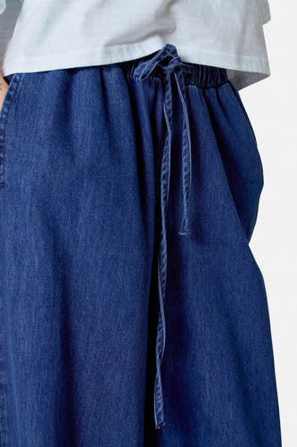 Blauwe denim jeans wide van Le Fabuleux Marcel de Bruxelles, met trekkoord en wijde pijpen.