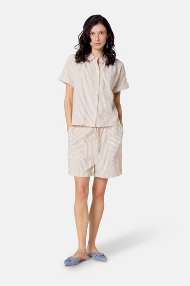 Beige short van Le Fabuleux Marcel de Bruxelles, met verticale strepen en zakken.