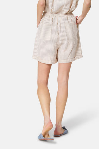 Beige short van Le Fabuleux Marcel de Bruxelles, met vertikale strepen en steekzakken.
