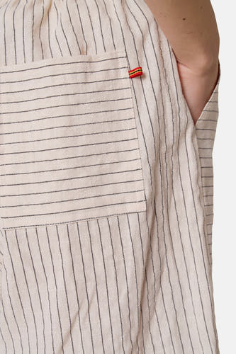 Beige short van Le Fabuleux Marcel de Bruxelles, met verticale strepen en een opgestikte zak.