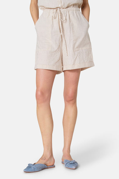 Beige short van Le Fabuleux Marcel de Bruxelles met fijne streepjes en zakken op de voorkant.