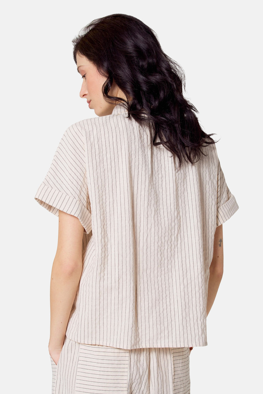 Beige hemd met korte mouwen van Le Fabuleux Marcel de Bruxelles, met subtiele verticale strepen.
