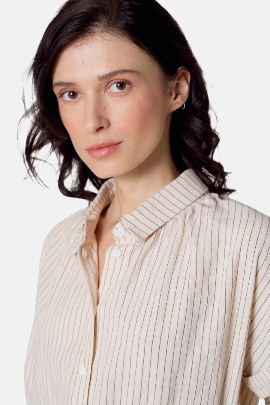 Beige hemd met korte mouwen van Le Fabuleux Marcel de Bruxelles, met een subtiel gestreept patroon.