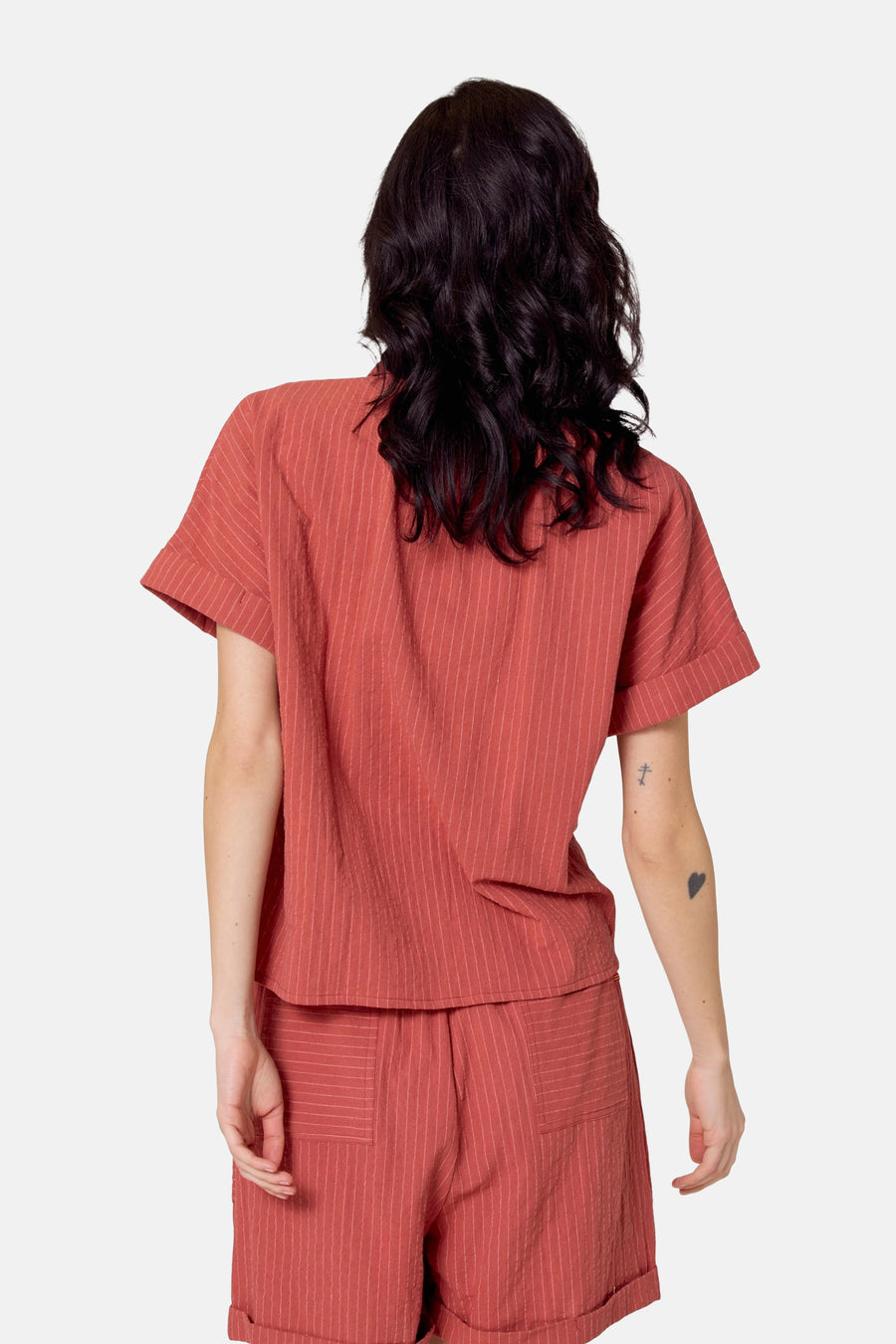 Rood hemd met korte mouwen van Le Fabuleux Marcel de Bruxelles, gestreept patroon op een witte achtergrond.