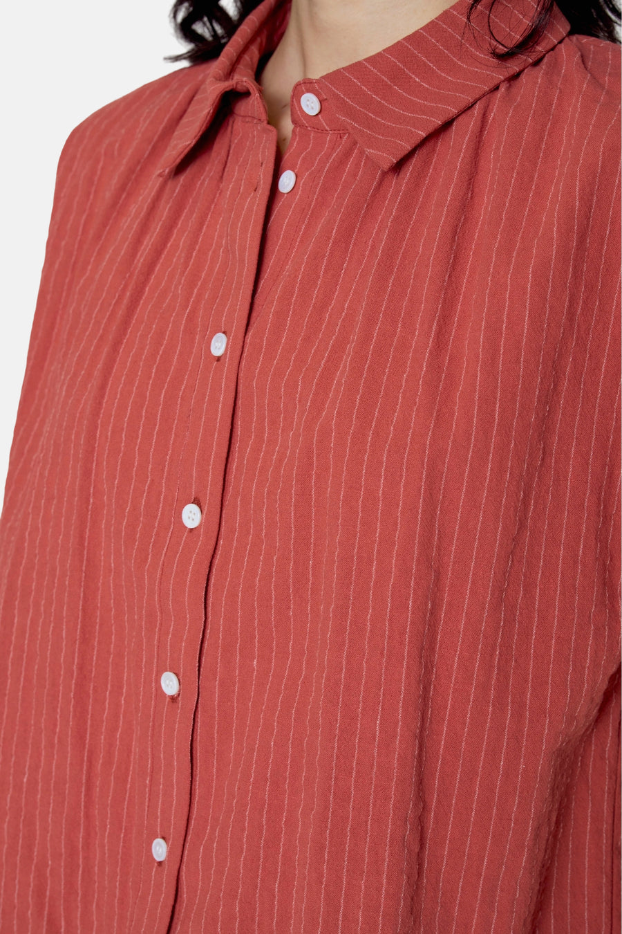 Rood hemd met korte mouwen van Le Fabuleux Marcel de Bruxelles, met krijtstreep en knoopsluiting.