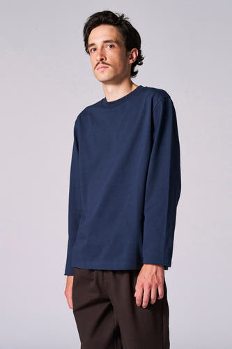 Blauw T-shirt met lange mouwen van Le Fabuleux Marcel de Bruxelles, gedragen met een bruine broek.