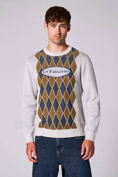 T-shirt écru avec col rond de Le Fabuleux Marcel de Bruxelles, à motif carreaux et imprimé texte sur la poitrine, associé à des jeans bleus marine.
