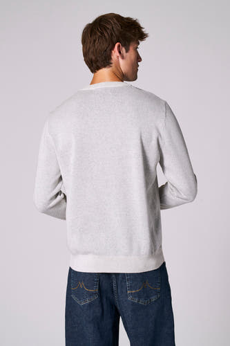 Ecru trui met ronde hals van Le Fabuleux Marcel de Bruxelles, gedragen met donkere jeans.