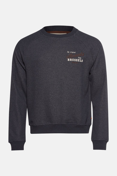 Blauwe sweater met ronde hals van Le Fabuleux Marcel de Bruxelles, met tekstprint op de borst.