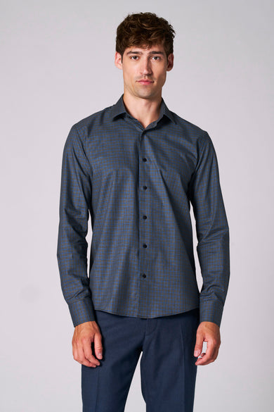 Chemise bleue à manches longues de Le Fabuleux Marcel de Bruxelles, avec un motif à carreaux.