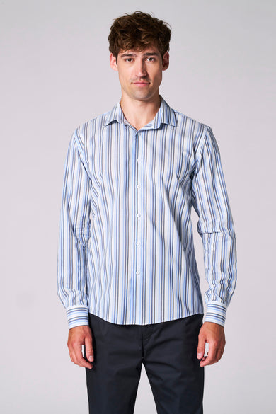 Blauw gestreept overhemd met lange mouwen van Le Fabuleux Marcel de Bruxelles, gedragen met zwarte broek.
