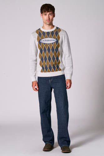 Jean en denim bleu moyen de Le Fabuleux Marcel de Bruxelles, associés à des chaussures brunes et un pull à carreaux.