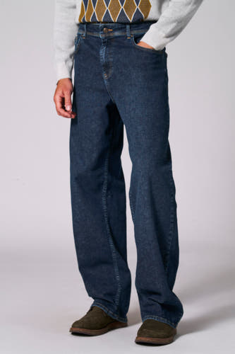 Jean droit bleu denim de Le Fabuleux Marcel de Bruxelles, associé à une chemise à carreaux et des chaussures brunes.