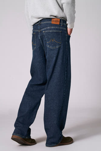 Jean droit en denim bleu de Le Fabuleux Marcel de Bruxelles, avec des poches à l'arrière et un étiquette en cuir.