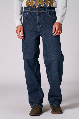 Jean droit en denim bleu de Le Fabuleux Marcel de Bruxelles, porté avec une chemise côtelée et des chaussures marrons.