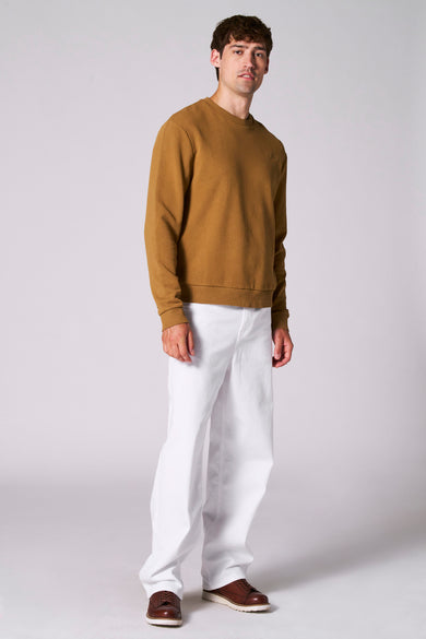 Rechte jeans van off-white denim van Le Fabuleux Marcel de Bruxelles, gecombineerd met een bruine trui en bruine veterschoenen.