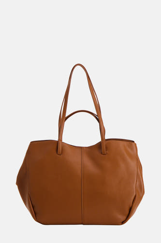 Bruine handtas van Le Fabuleux Marcel de Bruxelles, met lange hengsels en een verticale stiknaad in het midden.
