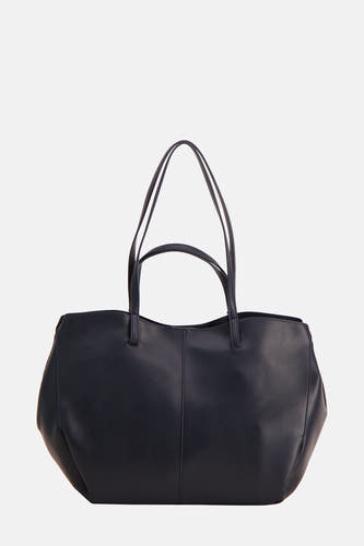 Blauwe handtas van Le Fabuleux Marcel de Bruxelles, met lange schouderbanden en een minimalistisch ontwerp.
