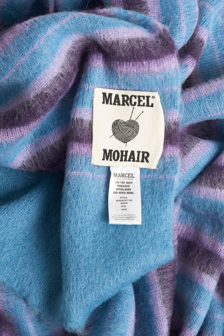 Multicolor wintersjaal van Le Fabuleux Marcel de Bruxelles, met een gestreept patroon en een label met logo.
