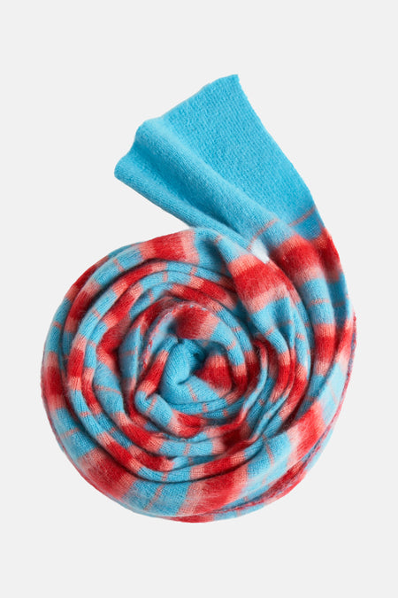 Écharpe multicolore de Le Fabuleux Marcel de Bruxelles, enroulée en spirale avec des bandes bleues et rouges.