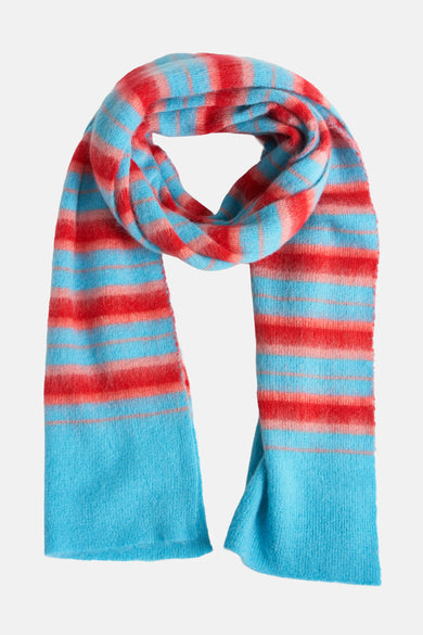 Multikleurige wintersjaal van Le Fabuleux Marcel de Bruxelles, met opvallende blauwe en rode horizontale strepen.
