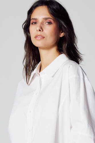 Chemise blanche (manches longues) de Le Fabuleux Marcel de Bruxelles, avec un col classique.