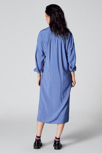 Robe bleue à longues manches de Le Fabuleux Marcel de Bruxelles, avec un motif à rayures verticales et des manches retroussées.