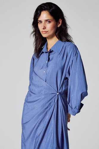 Tunique bleue à longues manches de Le Fabuleux Marcel de Bruxelles, avec une ligne de crayon et une taille nouée.