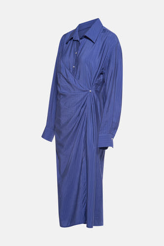 Robe bleue à longues manches de Le Fabuleux Marcel de Bruxelles, avec une fine rayure et une taille croisée.