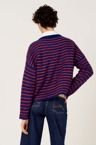 Multikleurige trui met ronde hals van Le Fabuleux Marcel de Bruxelles, met horizontale strepen en gedragen met een donkere jeans.

