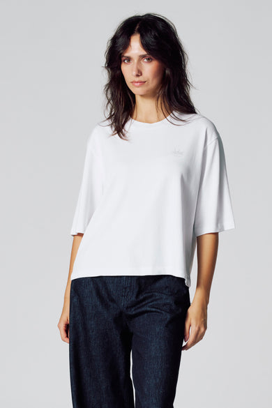 Wit T-shirt met korte mouwen van Le Fabuleux Marcel de Bruxelles, gedragen met donkerblauwe jeans.