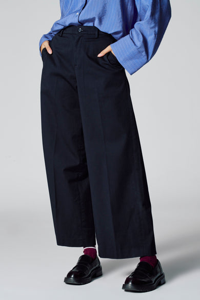Chino bleu de Le Fabuleux Marcel de Bruxelles, avec des jambes larges et des poches.