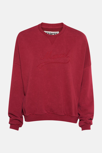 Gilet rouge de Le Fabuleux Marcel de Bruxelles avec texte brodé.
