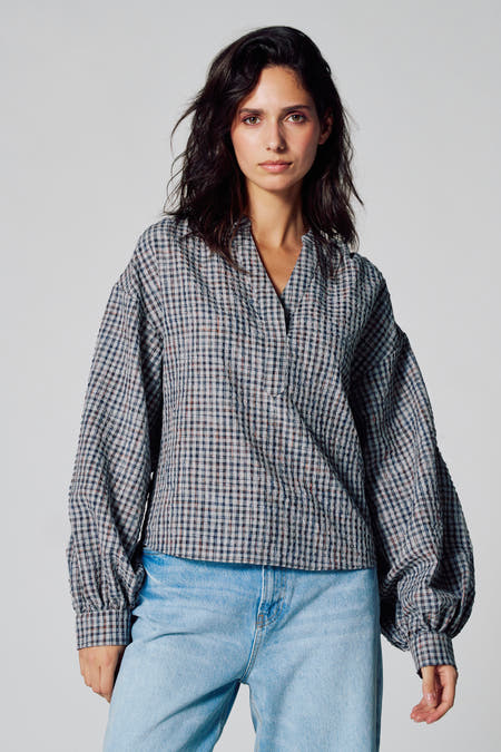 Multikleurige blouse met lange mouwen van Le Fabuleux Marcel de Bruxelles, met ruitpatroon, gecombineerd met een jeans.
