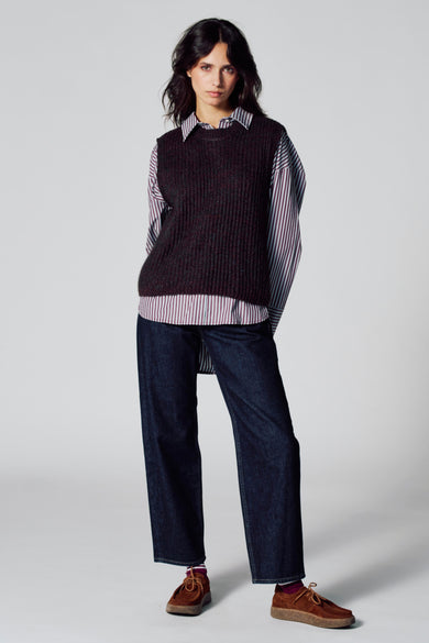 Bruine debardeur van Le Fabuleux Marcel de Bruxelles, gestyled met een gestreept overhemd en donkere jeans.
