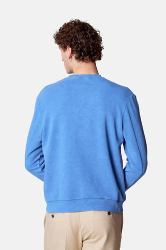 Blauwe sweater van Le Fabuleux Marcel de Bruxelles, met lange mouwen, rugaanzicht en gecombineerd met beige broek.
