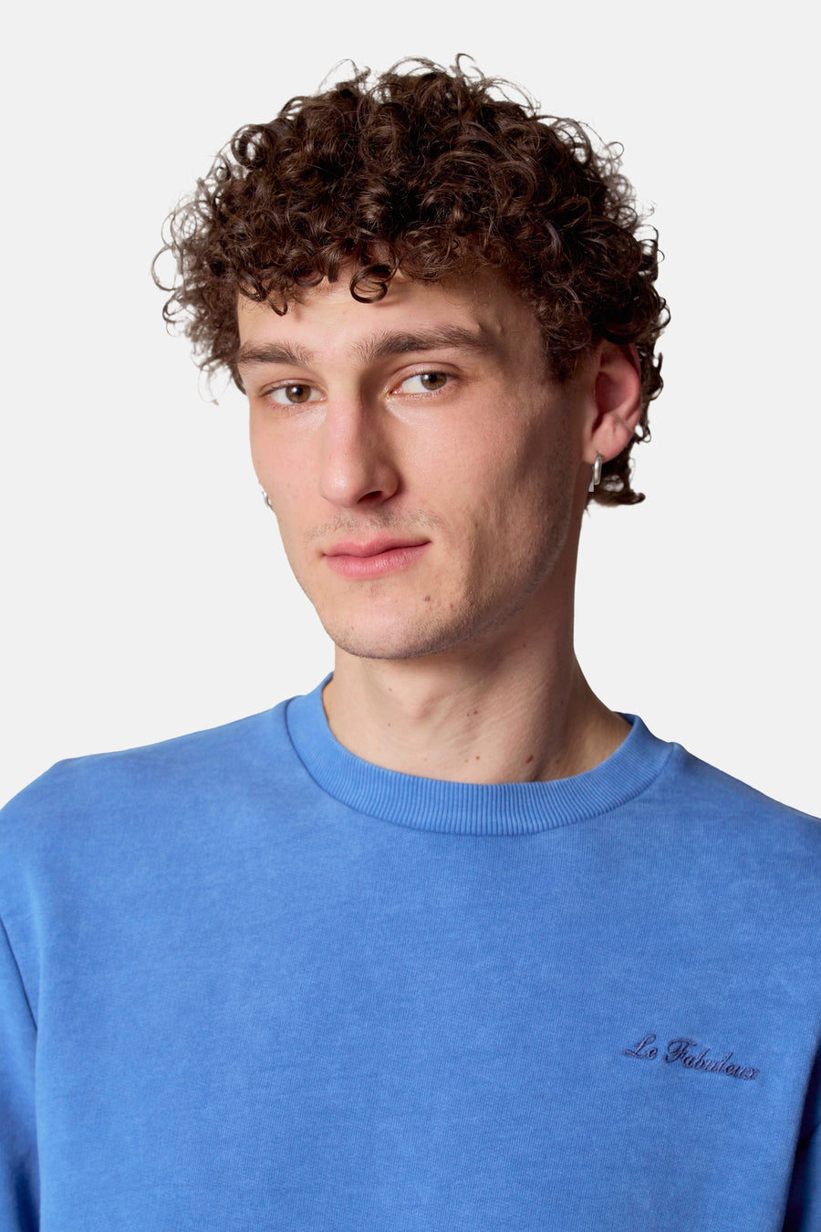Blauwe sweater van Le Fabuleux Marcel de Bruxelles, met ronde hals en een kleine tekst op de borst.