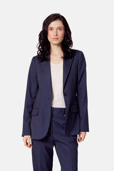 Blauwe blazer van Le Fabuleux Marcel de Bruxelles, met krijtstreep en gedragen over een wit T-shirt.
