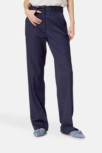 Pantalon de costume bleu Le Le Fabuleux Marcel de Bruxelles, avec une ligne de crayon et des jambes larges, sur un fond blanc.