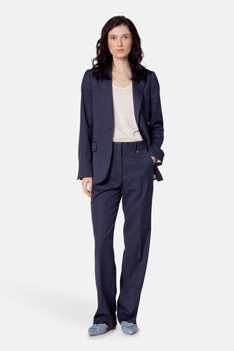 Blauwe kostuumbroek van Le Fabuleux Marcel de Bruxelles, met krijtstreep en gedragen met een blazer en top.
