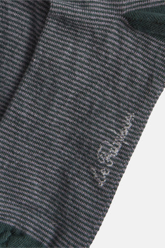 Chaussettes vertes de Le Fabuleux Marcel de Bruxelles, avec un motif à fines rayures et un détail de logo.