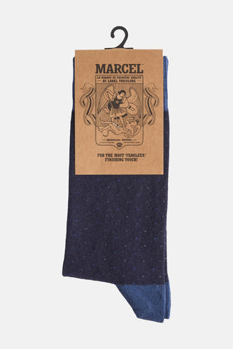 Blauwe sokken van Le Fabuleux Marcel de Bruxelles met kleine stipjes en een andere kleur op de teen en boord.
