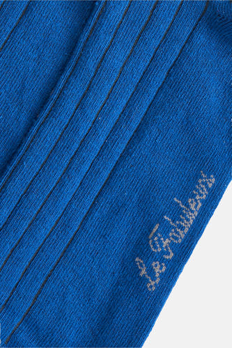 Blauwe sokken van Le Fabuleux Marcel de Bruxelles, met subtiele streepjes en logo op de zijkant.
