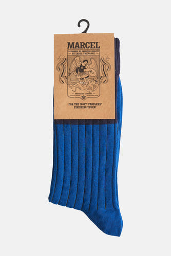 Blauwe sokken van Le Fabuleux Marcel de Bruxelles, met ribbels en een donkerblauwe boord, hangend aan een label.
