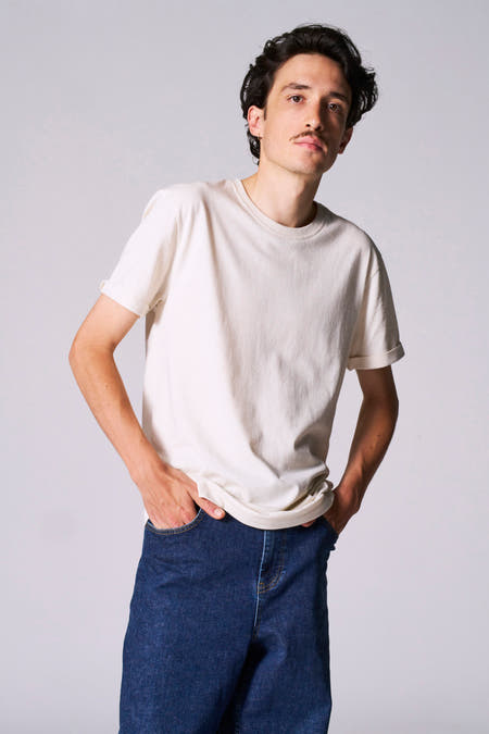 Wit T-shirt met korte mouwen van Le Fabuleux Marcel de Bruxelles, gedragen met een donkerblauwe jeans.
