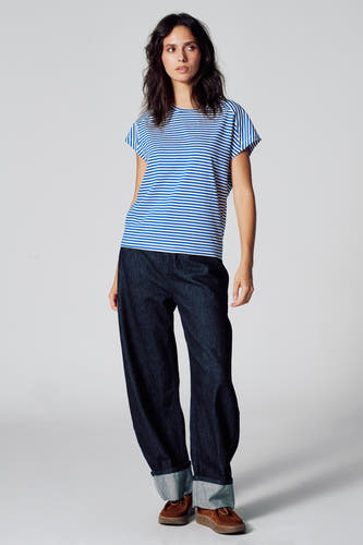 Donkerblauwe denim jeans met ballonfit van Le Fabuleux Marcel de Bruxelles, met omgeslagen broekspijpen en bruine suède schoenen.
