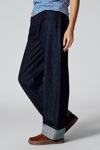 Donkerblauwe denim LE JEAN BALLOON spijkerbroek van Le Fabuleux Marcel de Bruxelles, met omgeslagen pijpen en bruine schoenen.