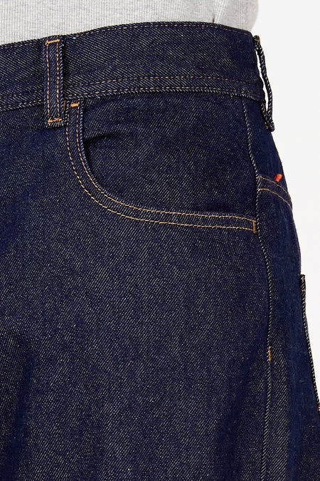 Jean droit bleu foncé de Le Fabuleux Marcel de Bruxelles, avec poche coupée et coutures.