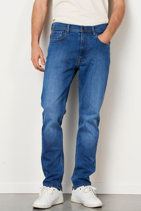 Jean slim fit bleu de Le Fabuleux Marcel de Bruxelles, avec surpiqûres orange sur les poches, dos.