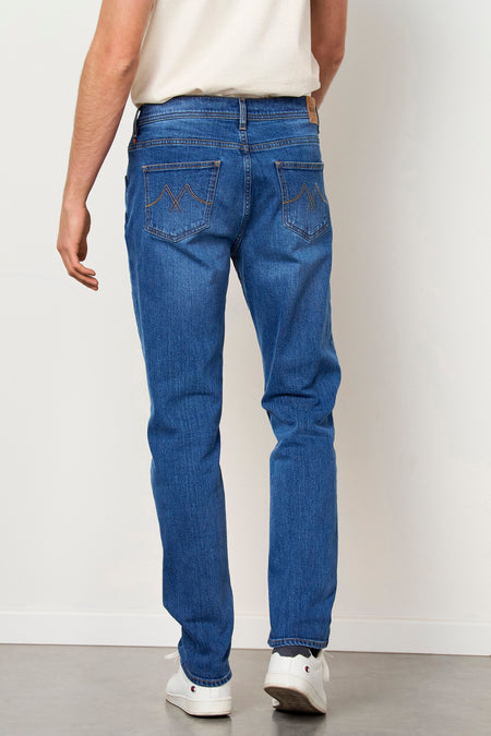 Blauwe slim fit jeans van Le Fabuleux Marcel de Bruxelles, met oranje stiksels op de zakken, achterkant.
